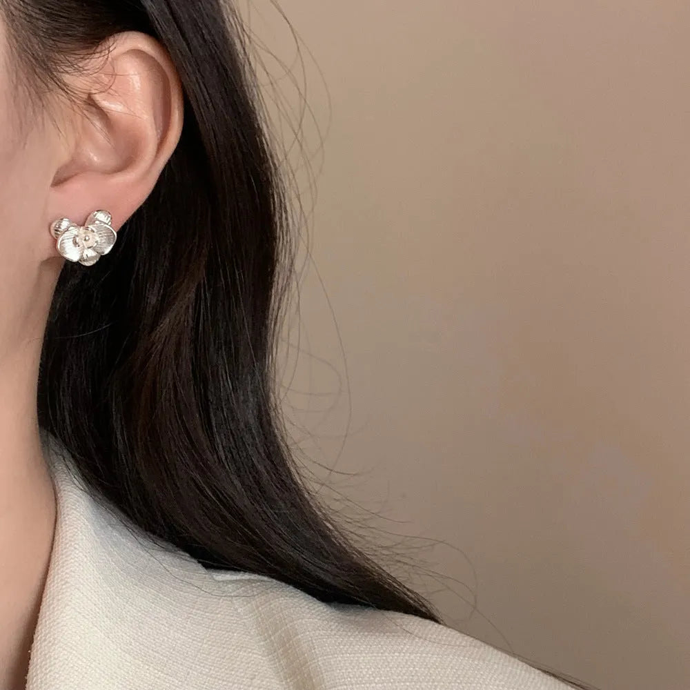 Women's retro flower earrings with petal design in gold or silver electroplated finish