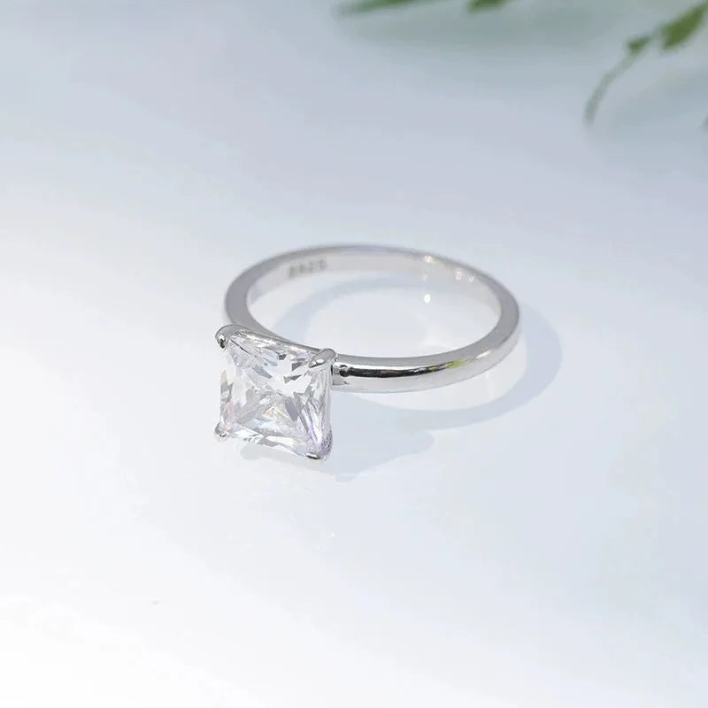 Simple geometric women's ring in 925 silver with a round zirconia stone, shown in silver, gold, and rose gold finishes.