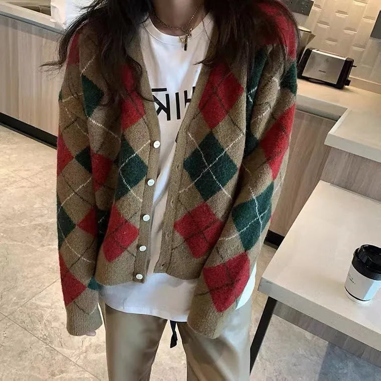 Knitted casual cardigan in macaron colours with regular sleeves and medium thickness