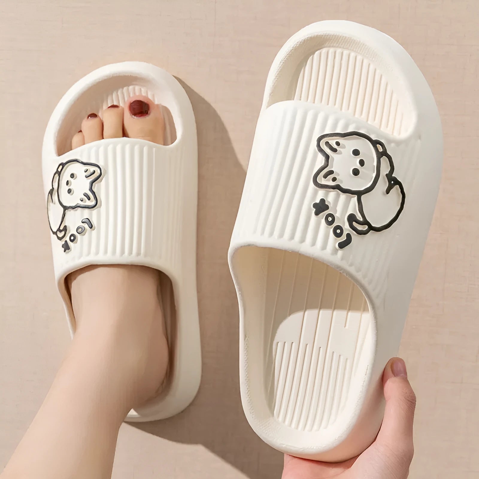Women's thick-platform cat slippers in various colours on a non-slip EVA sole for indoor and outdoor use.
