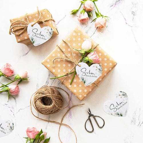 50 flower heart-shaped paper gift tags in two colour styles, shown alongside a pen for scale