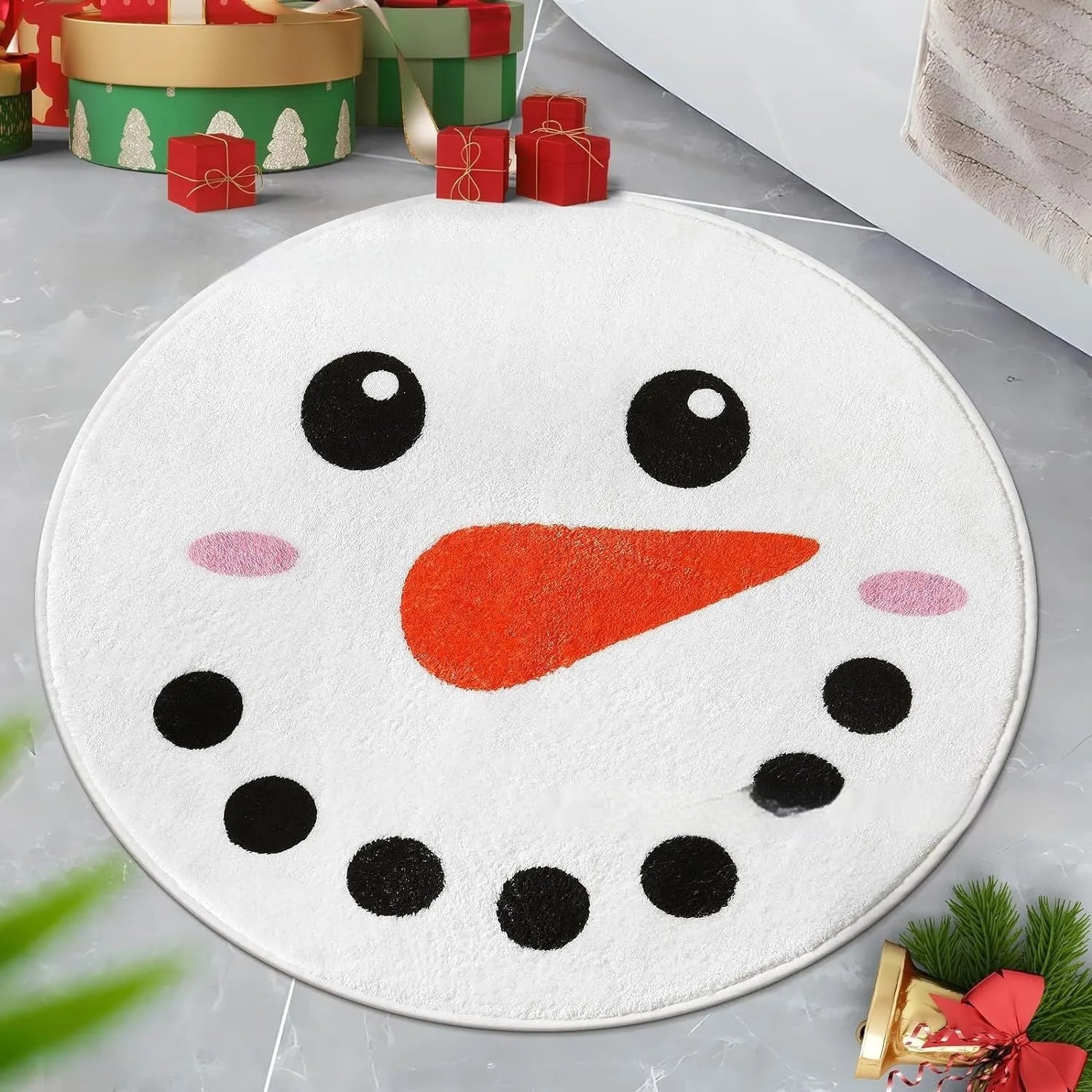 Square Christmas carpet with printed festive design in polyester material