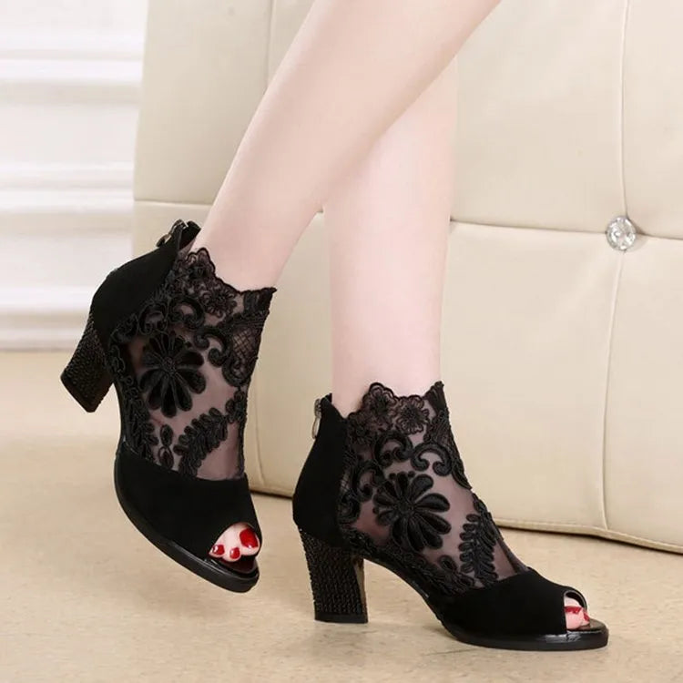 Women's black lace gladiator sandals with square high heels and floral decoration