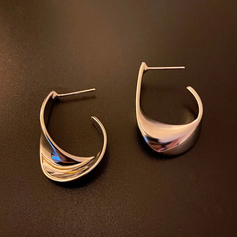 Metal geometric twisted earrings with round elements in gold or silver electroplated finish