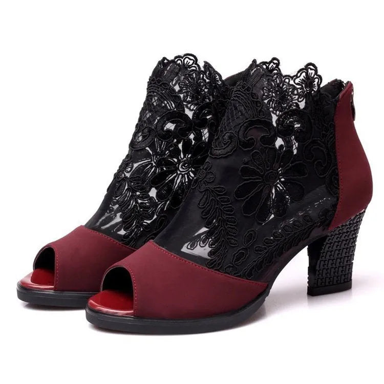 Women's black lace gladiator sandals with square high heels and floral decoration
