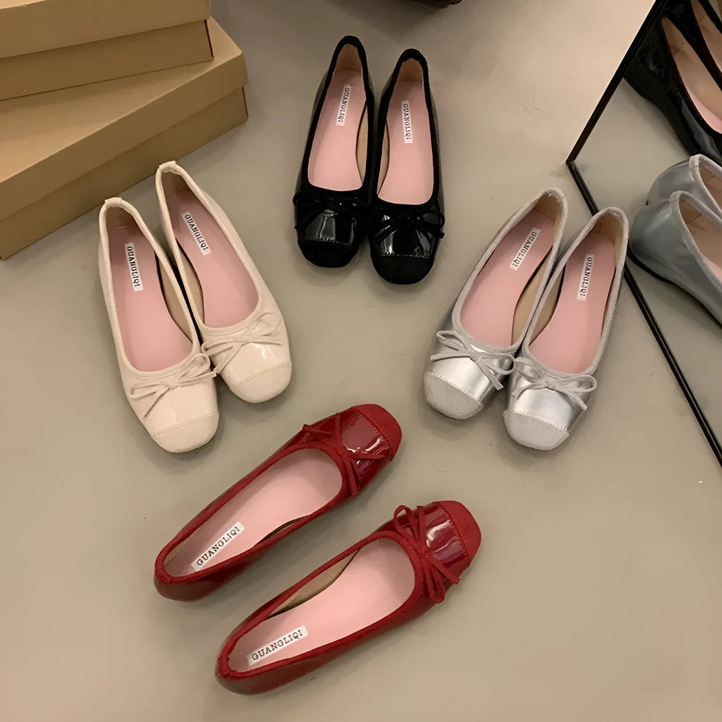 Retro style Mary Jane shoes with square toe and bow detail in wine red colour