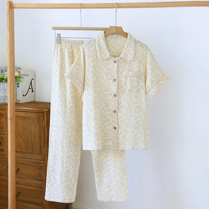 Young woman wearing a light blue Flower Sea patterned cotton gauze short-sleeved top and loose trousers.