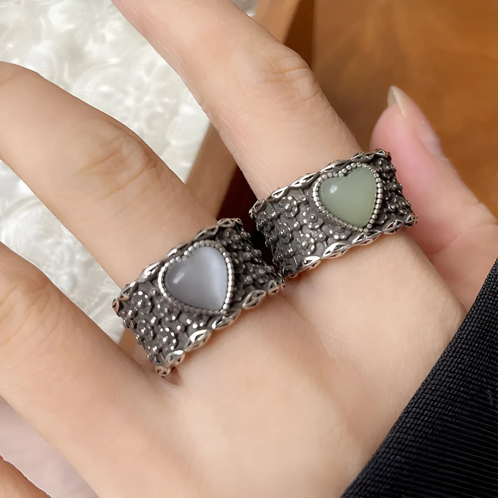 Adjustable heart-shaped ring with wide moon face in white or green colours