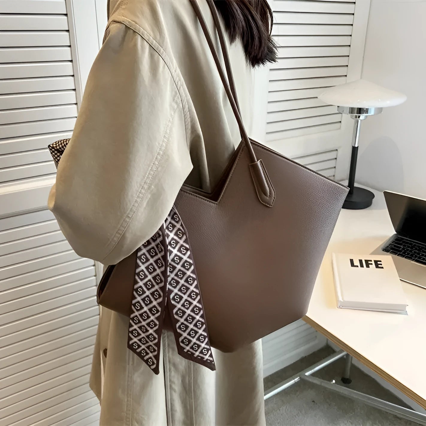 Women's fashion PU leather shoulder bag in eight colours with sandwich pocket design and 43cm width