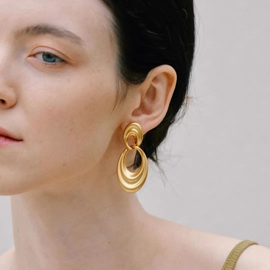 Gold double circle earrings with French retro style and U-shape design in quicksand colour