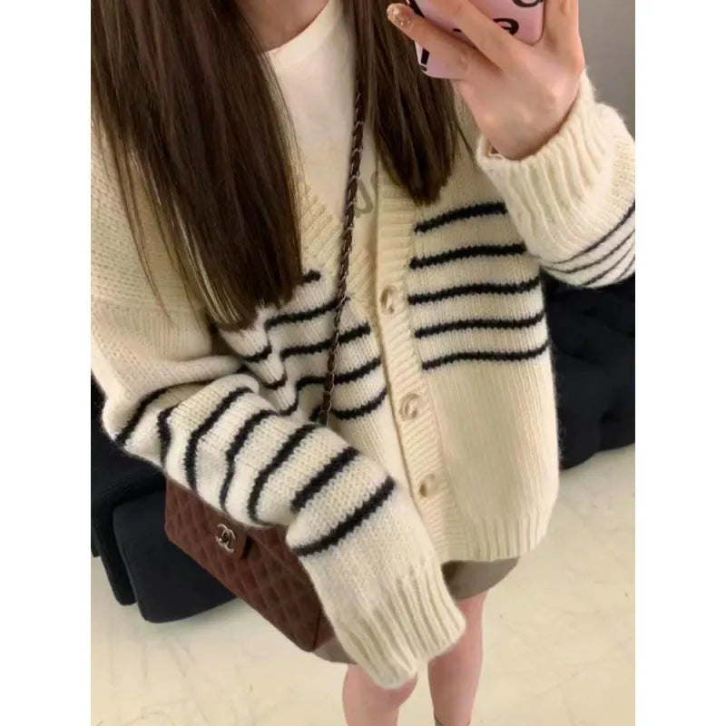 Collar button cardigan sweater with 3D pattern in picture colour