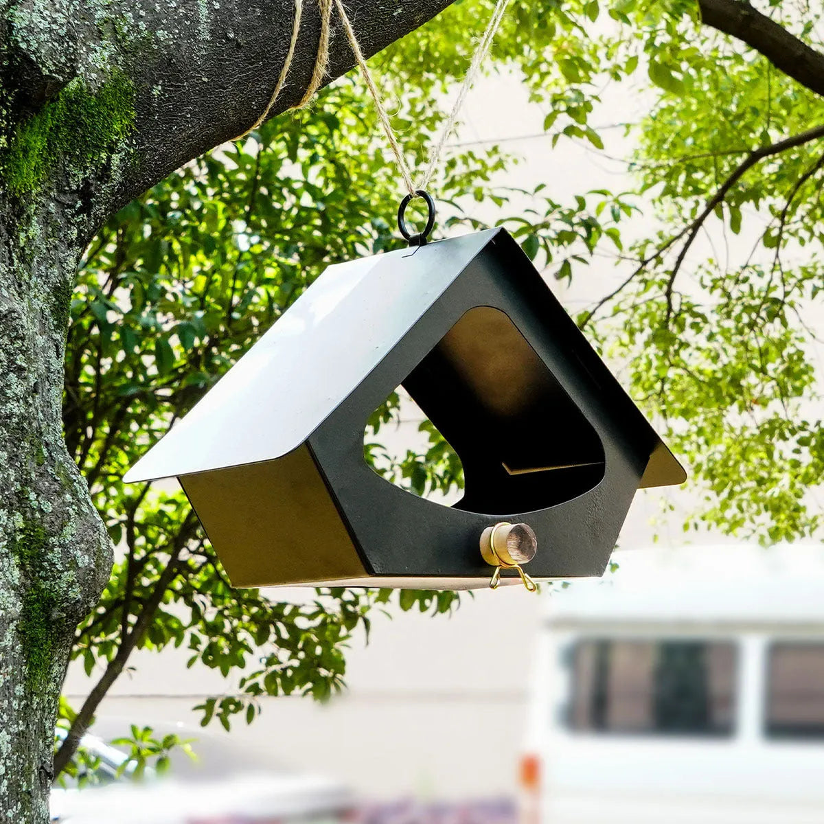 Iron bird nest feeder with rain cover in European modern simple style for garden decoration