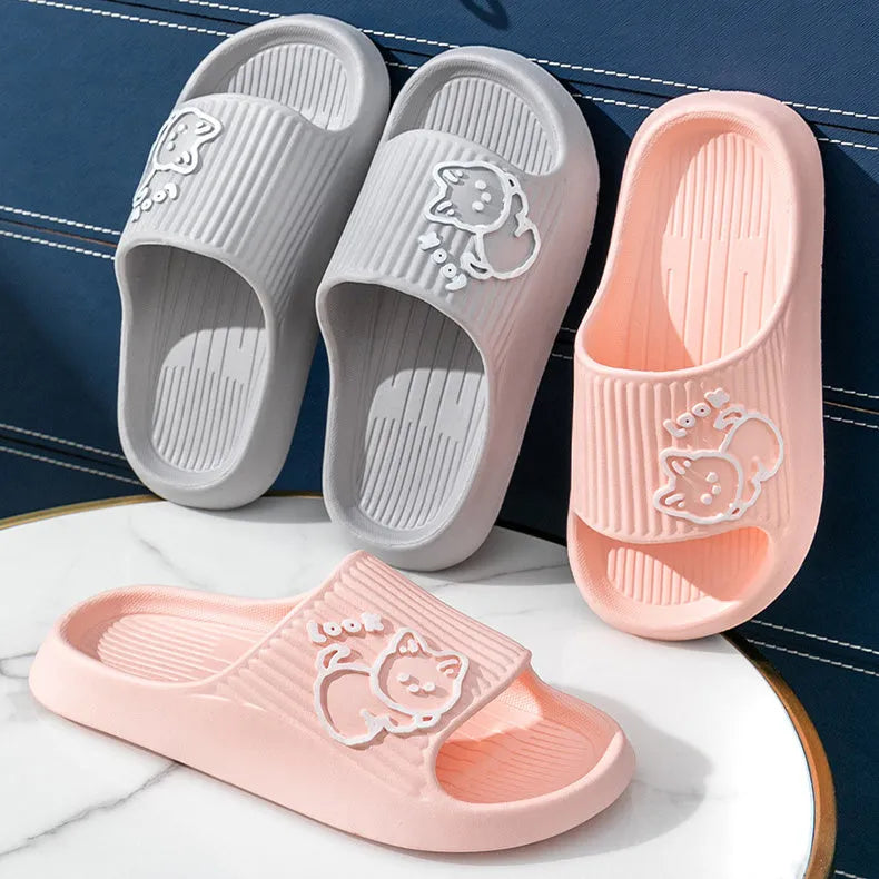 Women's thick-platform cat slippers in various colours on a non-slip EVA sole for indoor and outdoor use.