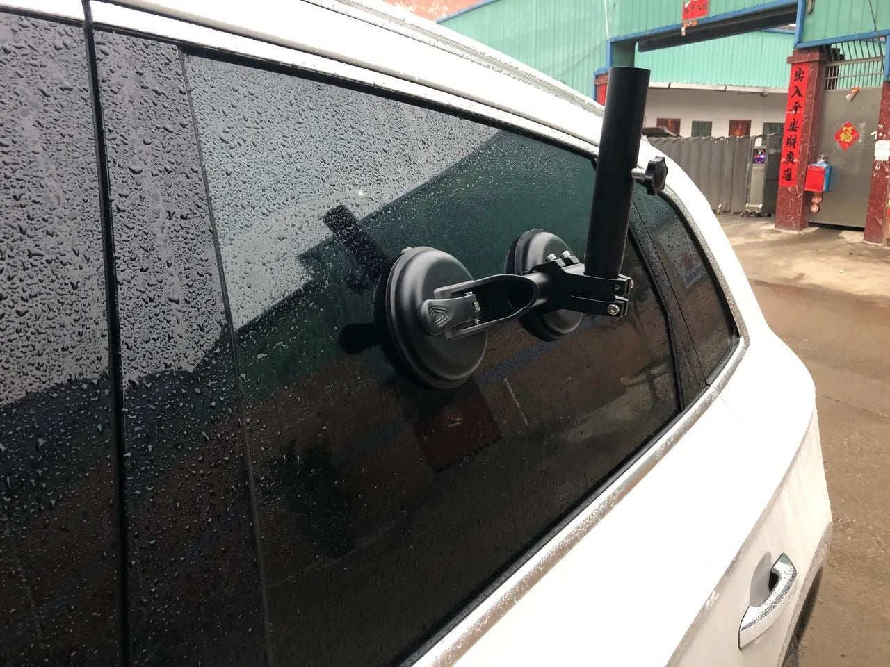 Black off-road car sucker base with rubber disc body for windscreen mounting of flagpoles