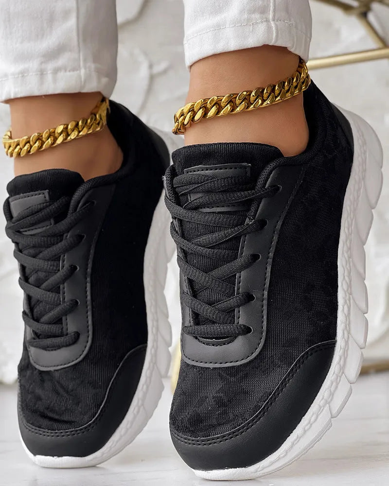 Women's casual canvas running shoes in white, black, blue or pink with flat heel and round toe design