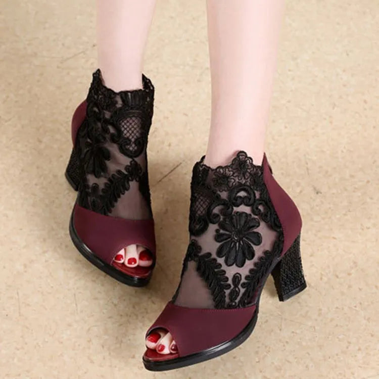 Women's black lace gladiator sandals with square high heels and floral decoration