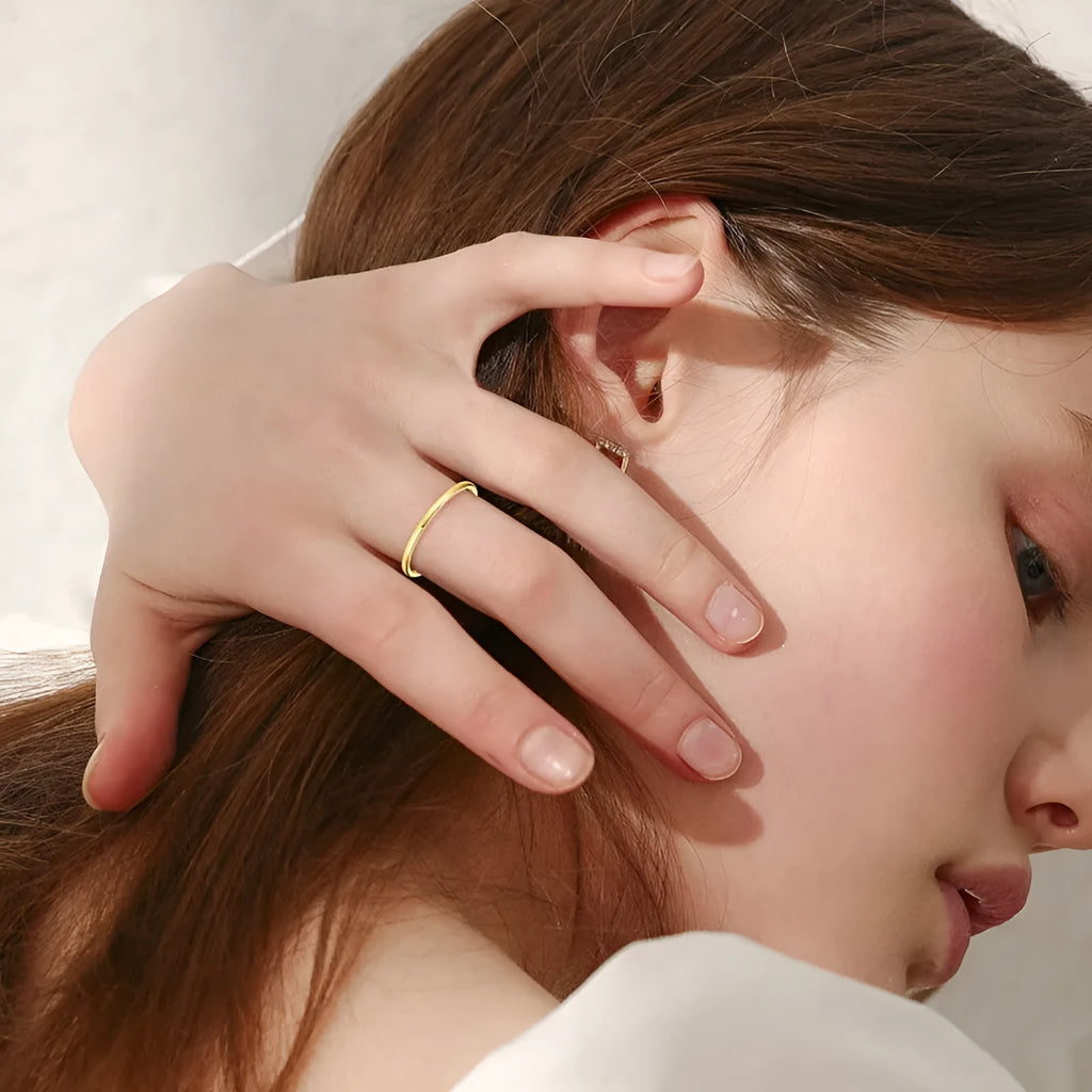 S925 sterling silver heritage simple bracelet ring with geometric round design on finger