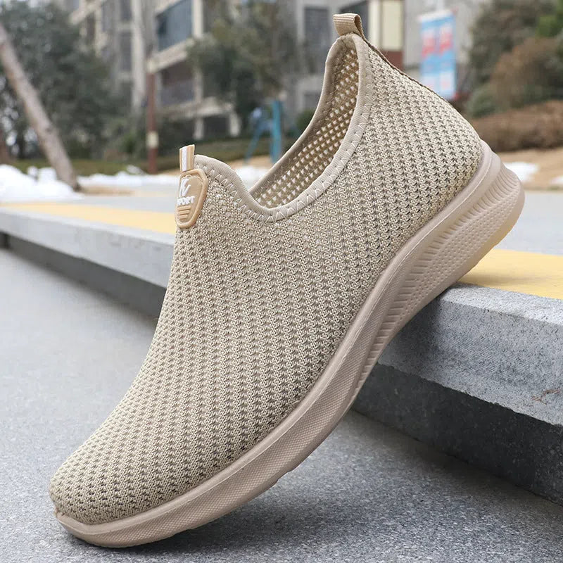 Men's breathable flyknit casual hiking shoes, low-top black rubber sole sneakers with round toe