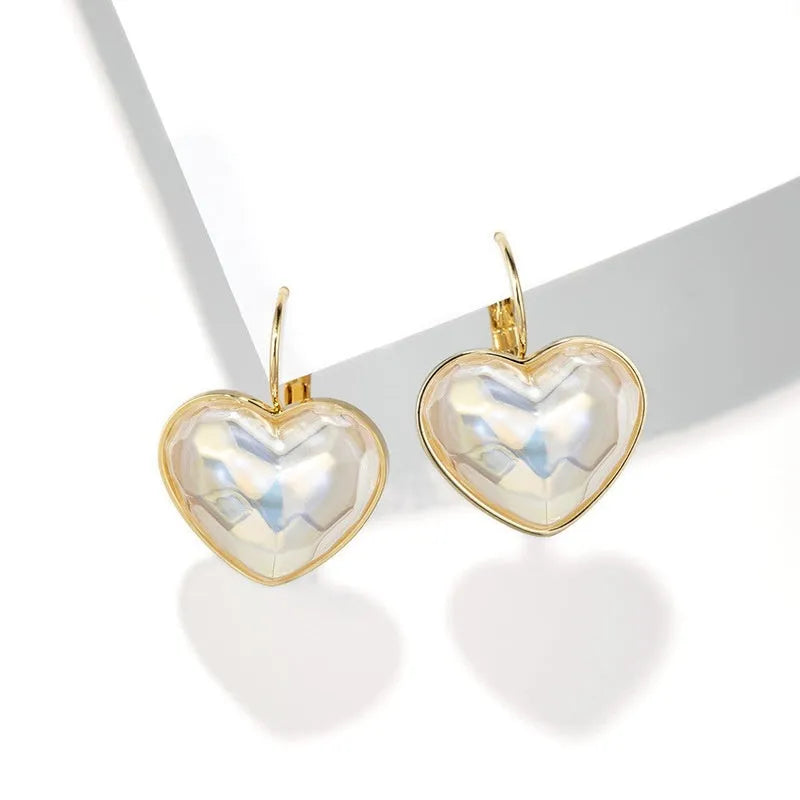 Gold-coloured women's ear clip with alloy construction and natural summer style