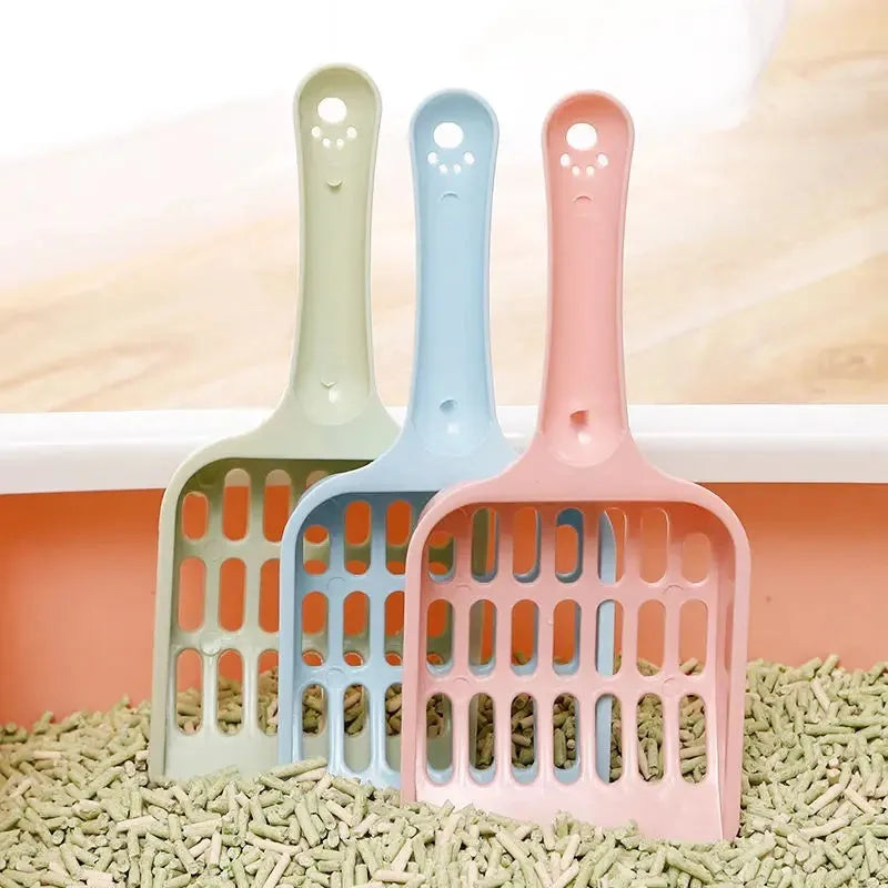 Blue plastic cat litter scoop for cleaning pet toilets, shown with dimensions.