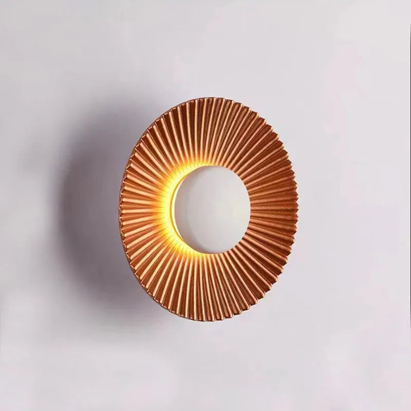 Round wall lamp with aluminium shade and LED lighting in white and gold two-tone colour option