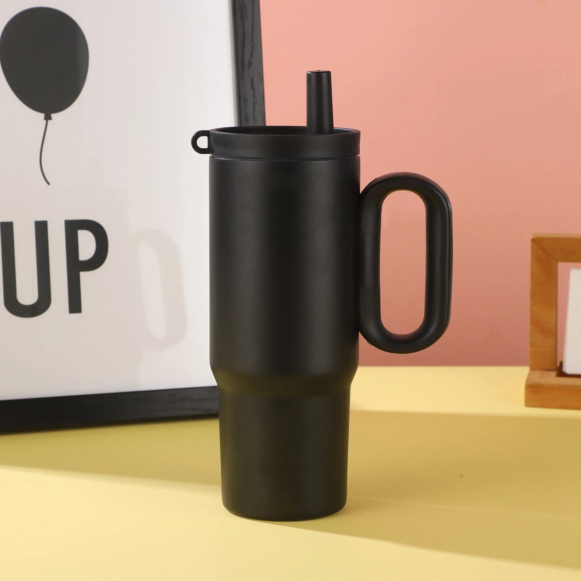 Large capacity insulated straw cup with handle in choice of five colours showing vacuum insulation technology