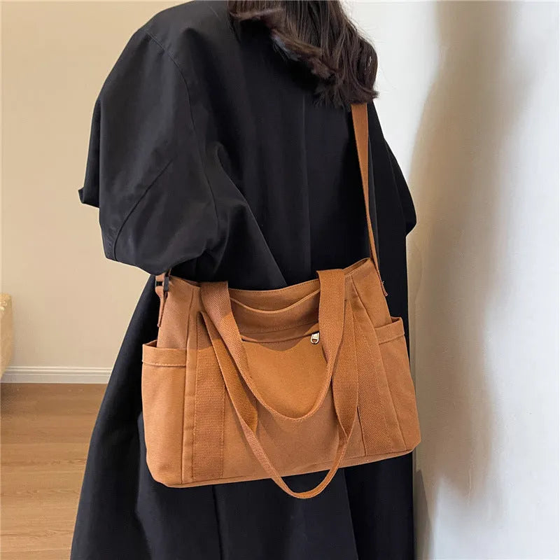 Women's polyester shoulder bag in solid colour with external pocket and internal phone compartment