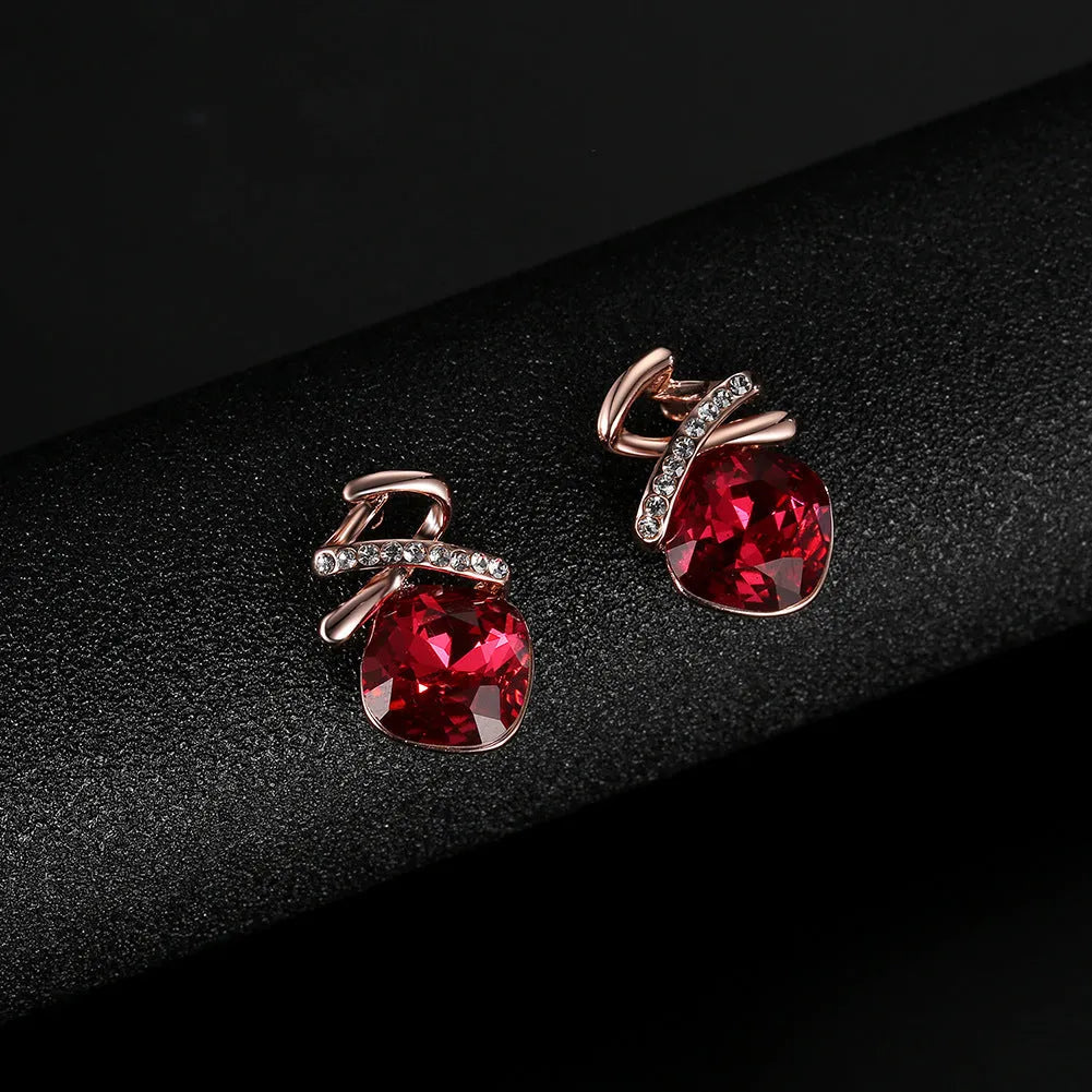 Women's alloy jewellery set with adjustable water wave chain necklace and matching earrings.