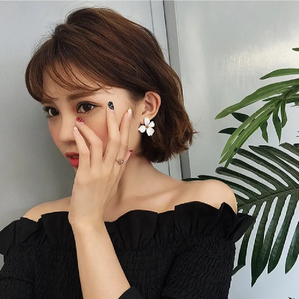 Flower-shaped stud earrings for women in white or pink electroplated alloy
