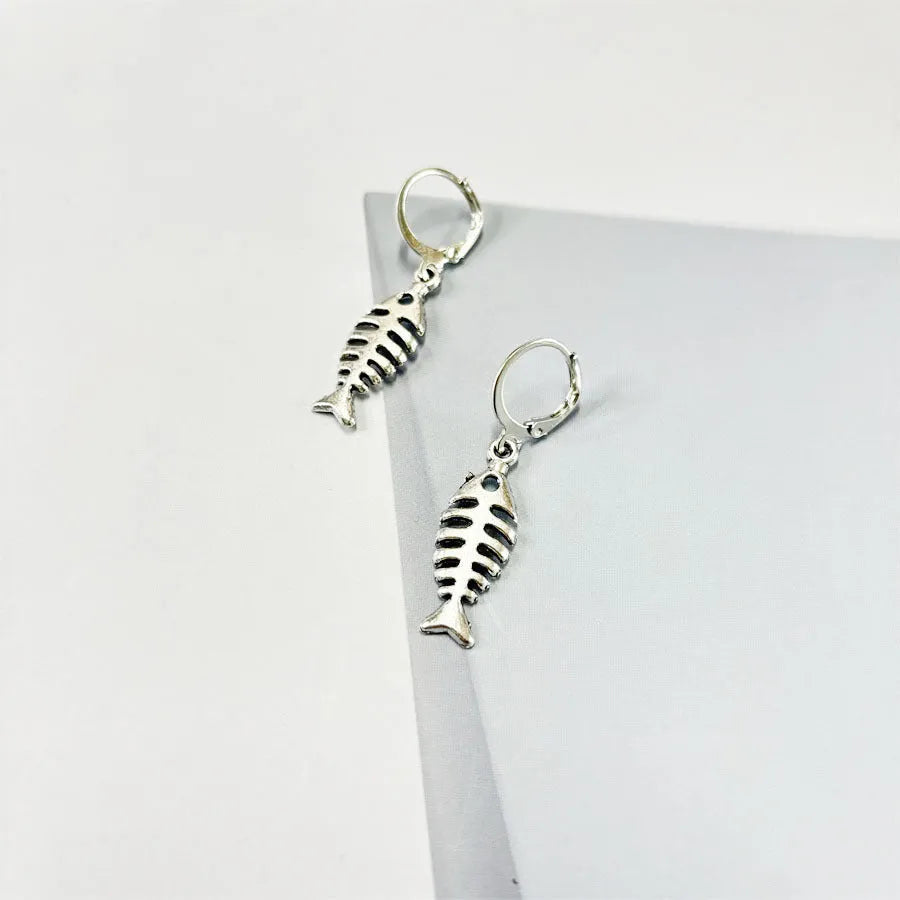 Fishbone pendant retro earrings with O-shaped chain design showing adjustable length