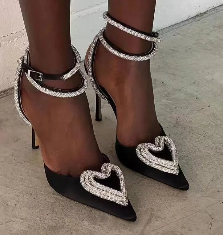 Women's satin sandals with heart-shaped rhinestone decoration and pointed toe holder in black, pink, or white