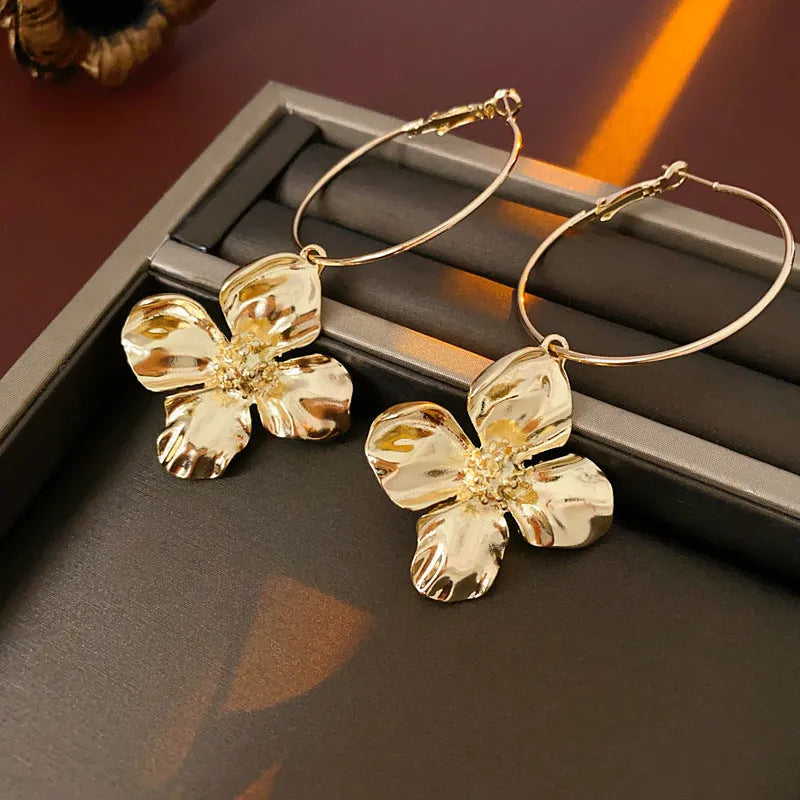 Metal flower earrings with geometric design in silver or gold electroplated finish