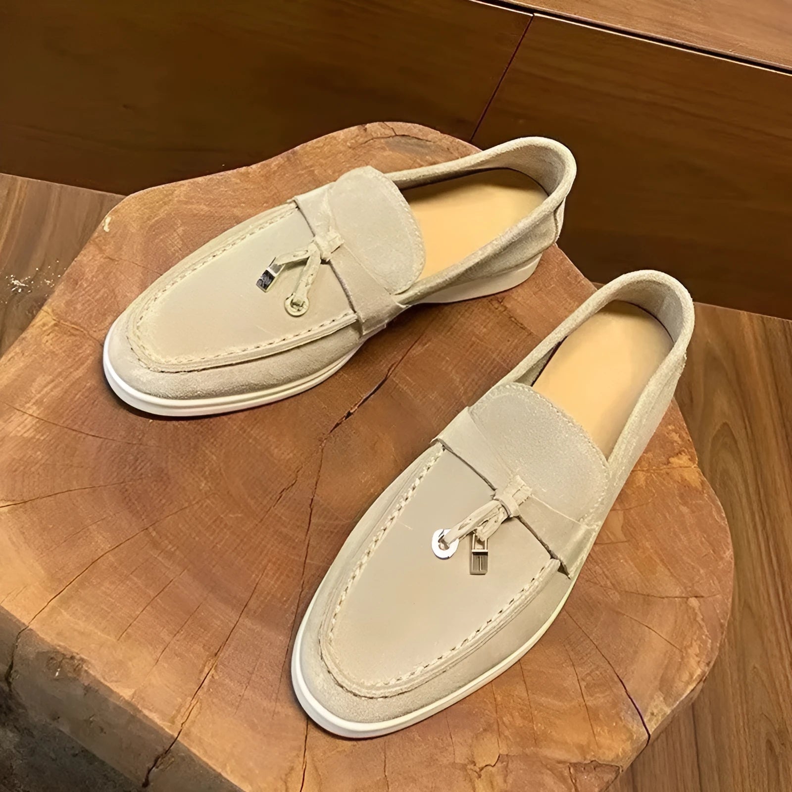 Gommino slip-on loafers with round toe and rubber sole in various colours