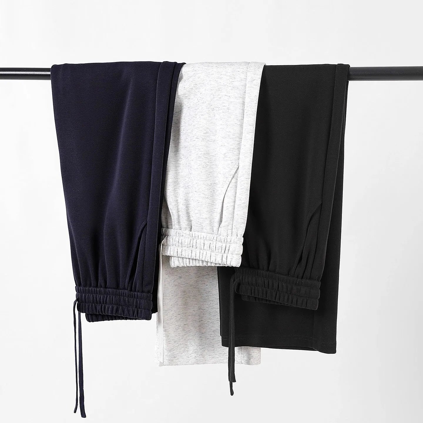 High-waisted casual straight-leg cotton sweatpants in loose fit, available in multiple colours