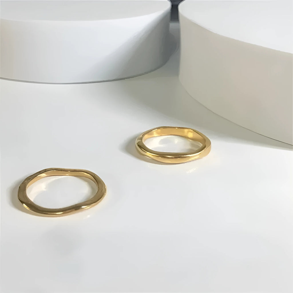 Women's stainless steel ring with wavy geometric design, 18K gold plated, in golden colour, on finger