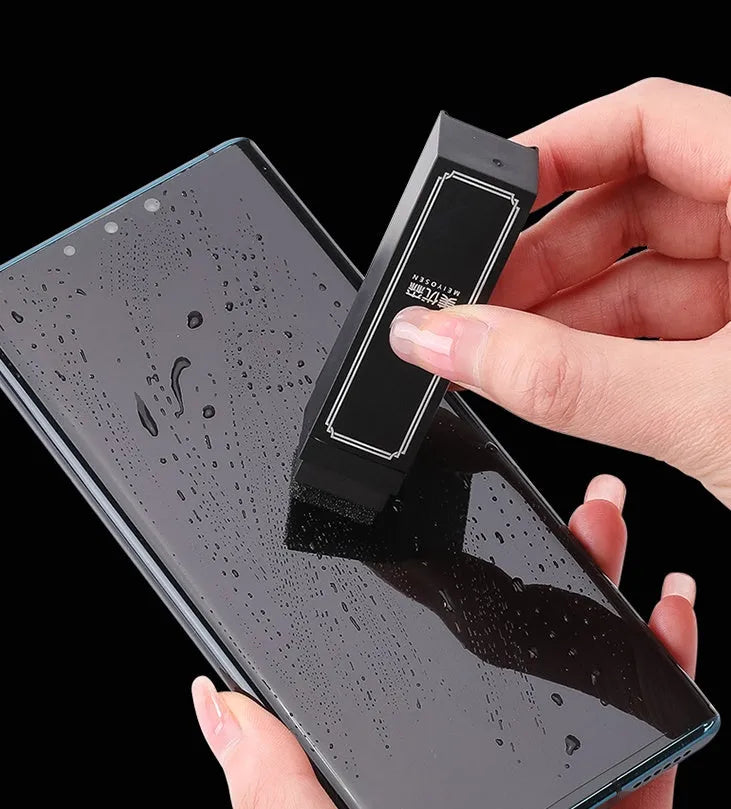 Black pack containing 40 disposable screen cleaning wipes for mobile phone decontamination