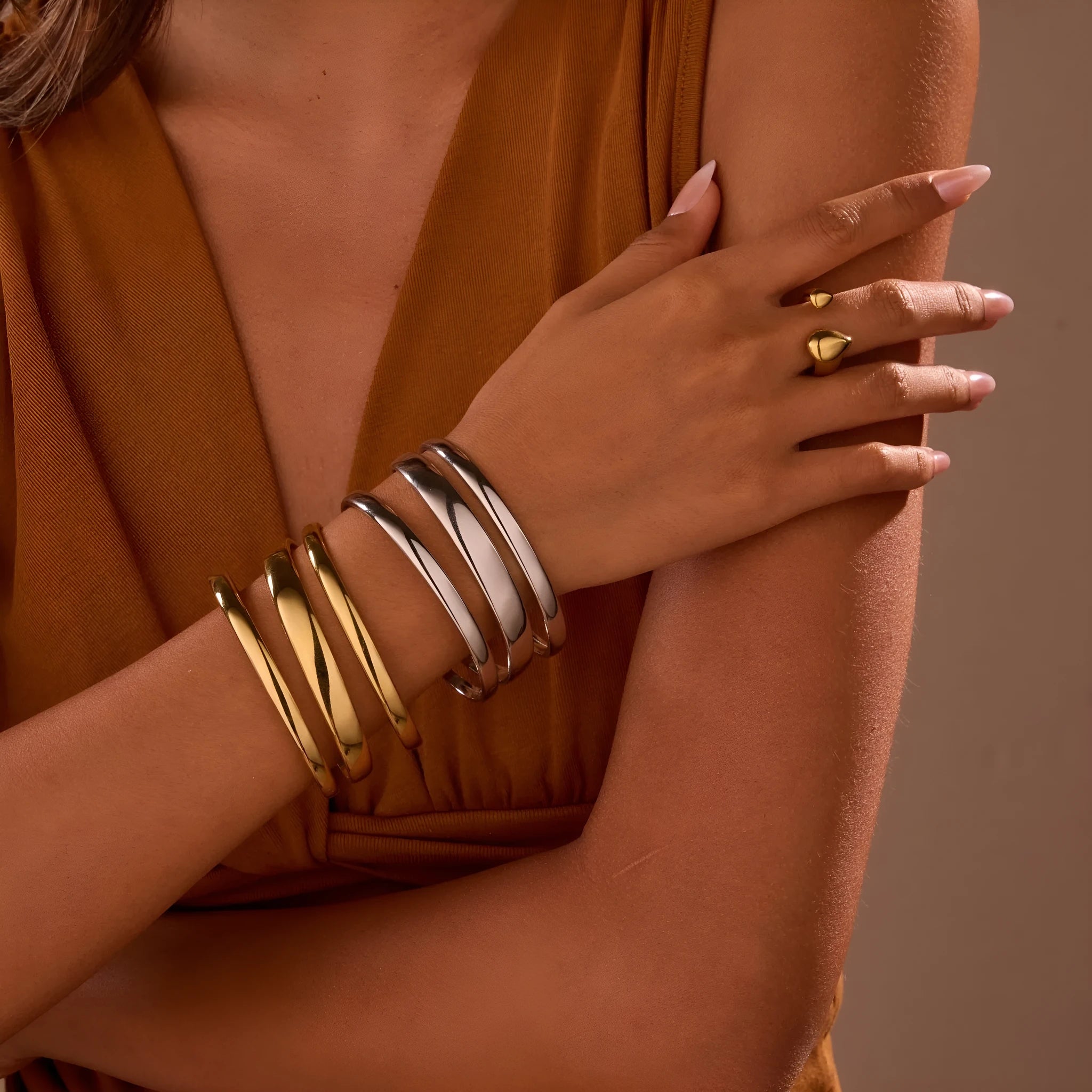 Stainless steel women's bracelet with simple opening clasp and geometric line design in gold electroplated finish