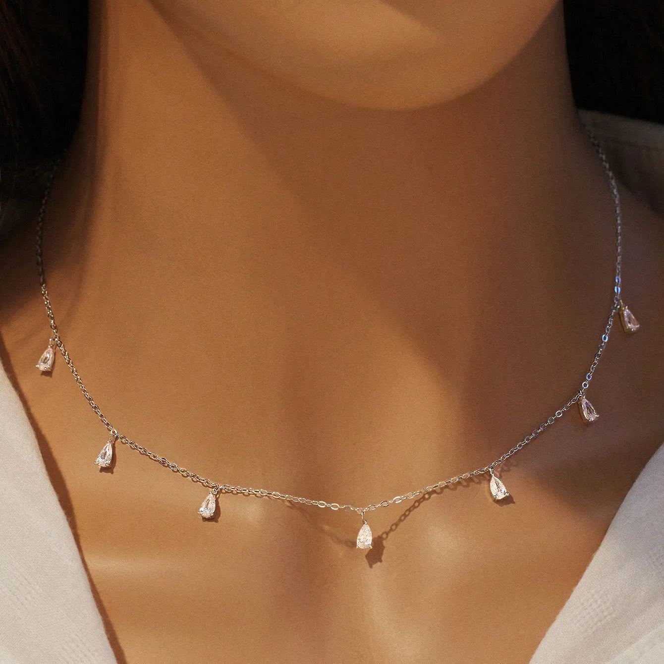 Gentle drop-shaped artificial zircon pendant on an adjustable O-chain necklace in 925 silver.