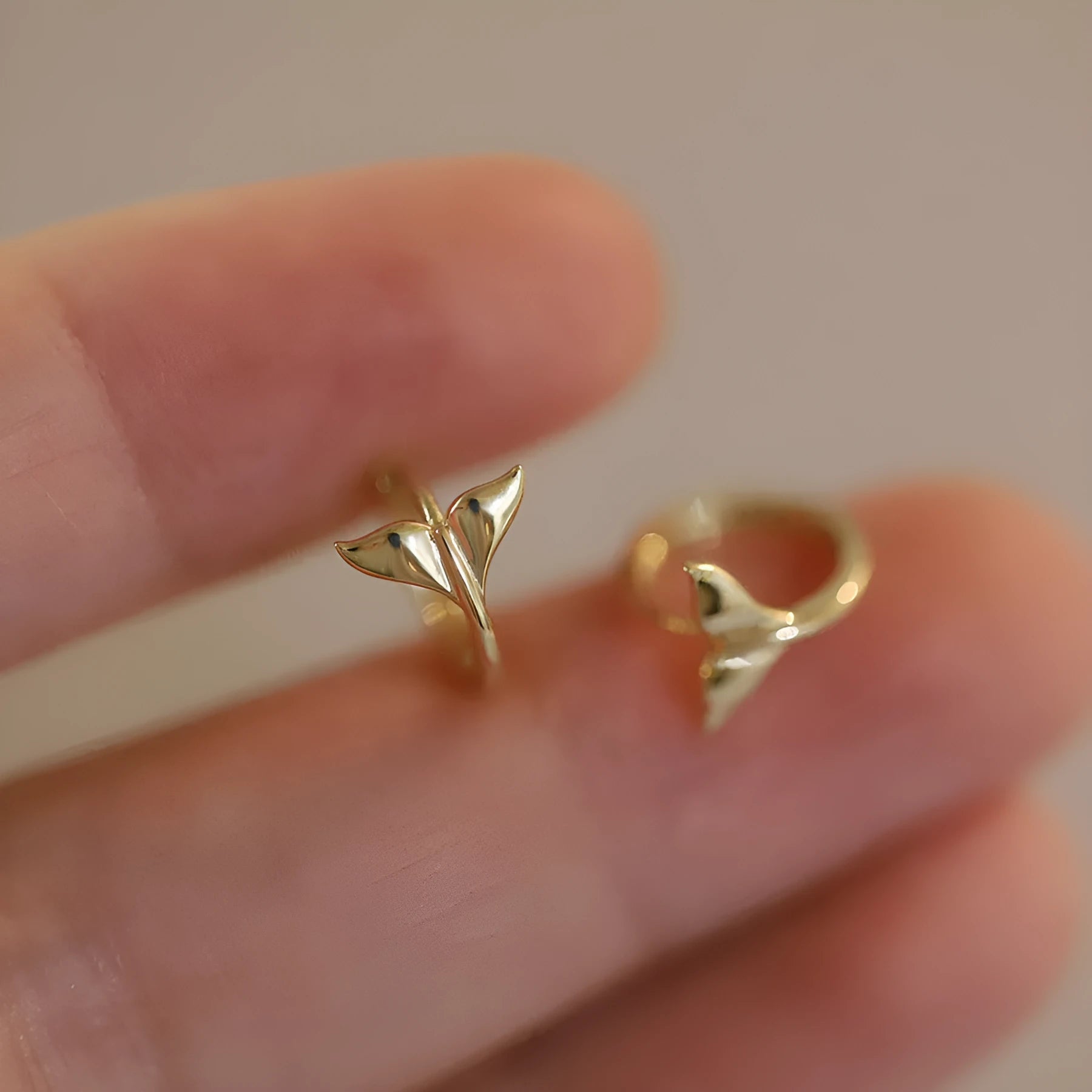 S925 sterling silver 14k gold plated women's fishtail ear ring with smooth surface and 8mm inner diameter.