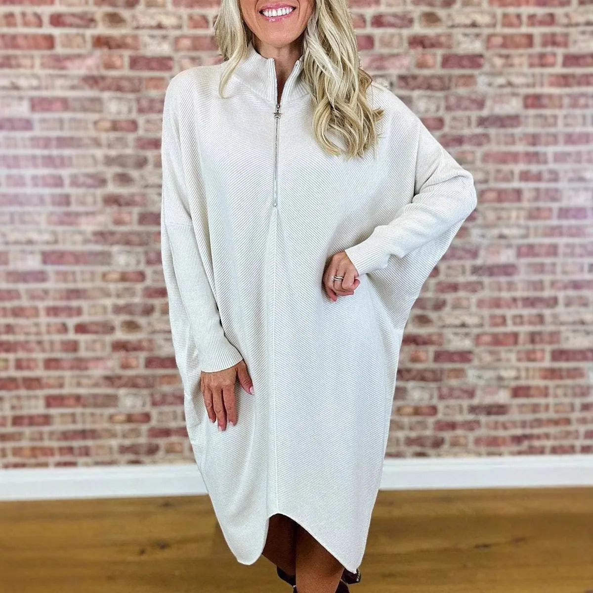 Women's solid colour knitted loose dress with front zipper and raglan sleeves
