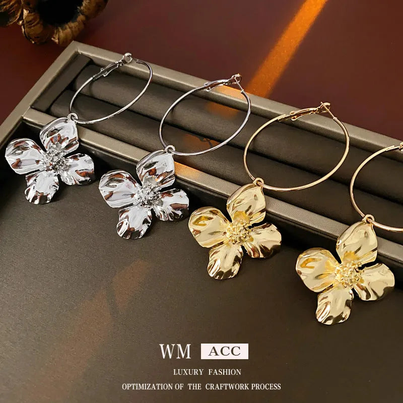 Metal flower earrings with geometric design in silver or gold electroplated finish