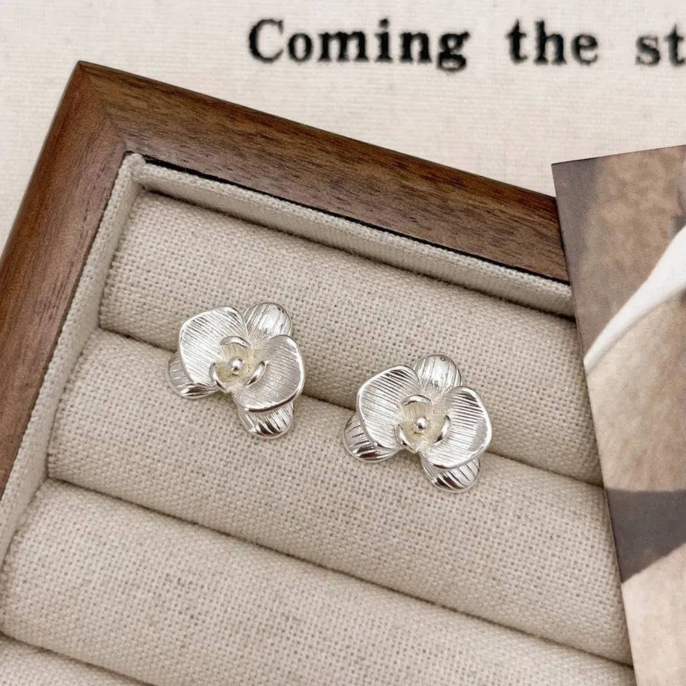 Women's retro flower earrings with petal design in gold or silver electroplated finish