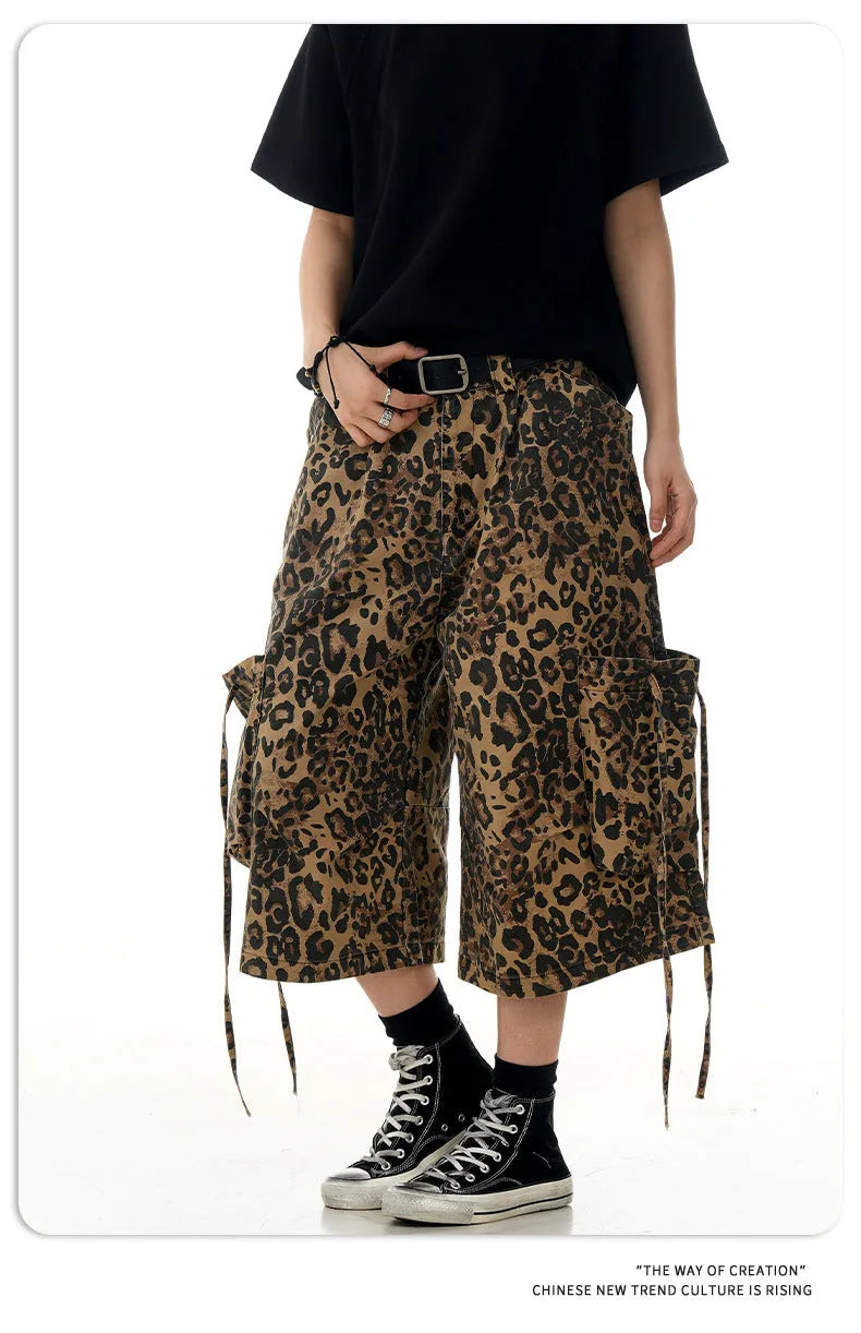 Leopard print cropped straight-leg trousers with high waist and button-front opening