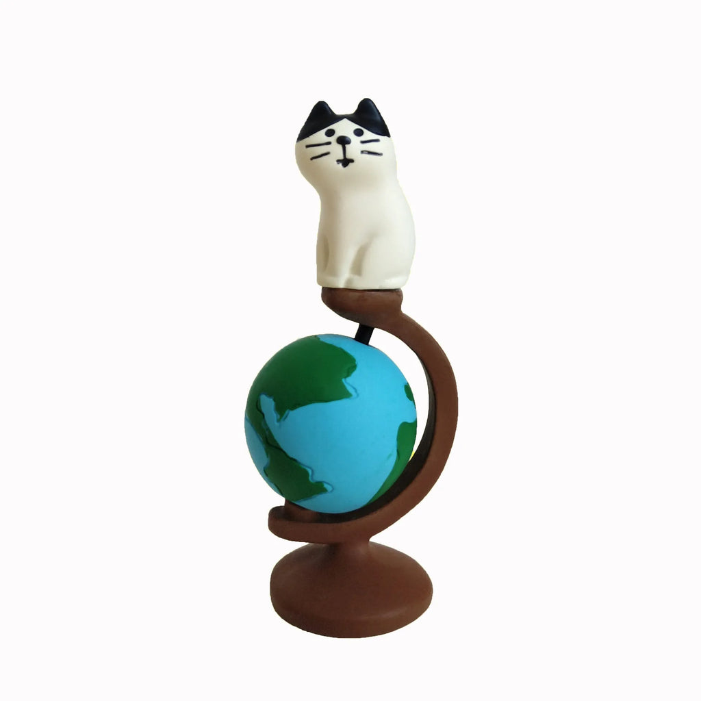 Cartoon cat resin figurine with Statue of Liberty and globe travel theme.
