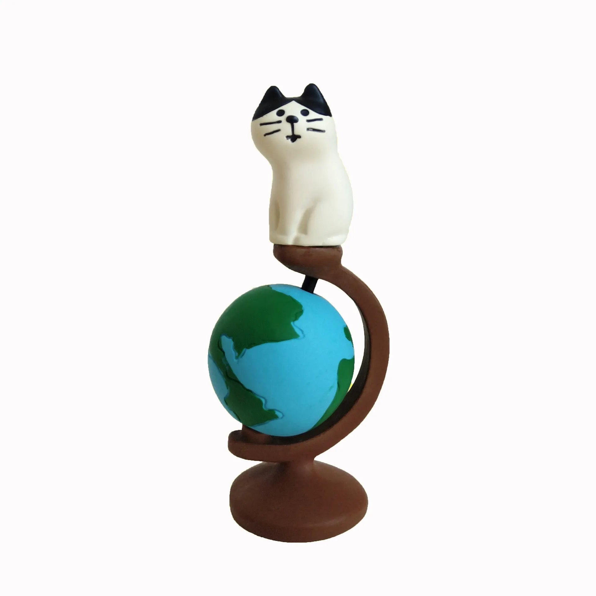 Cartoon cat resin figurine with Statue of Liberty and globe travel theme.