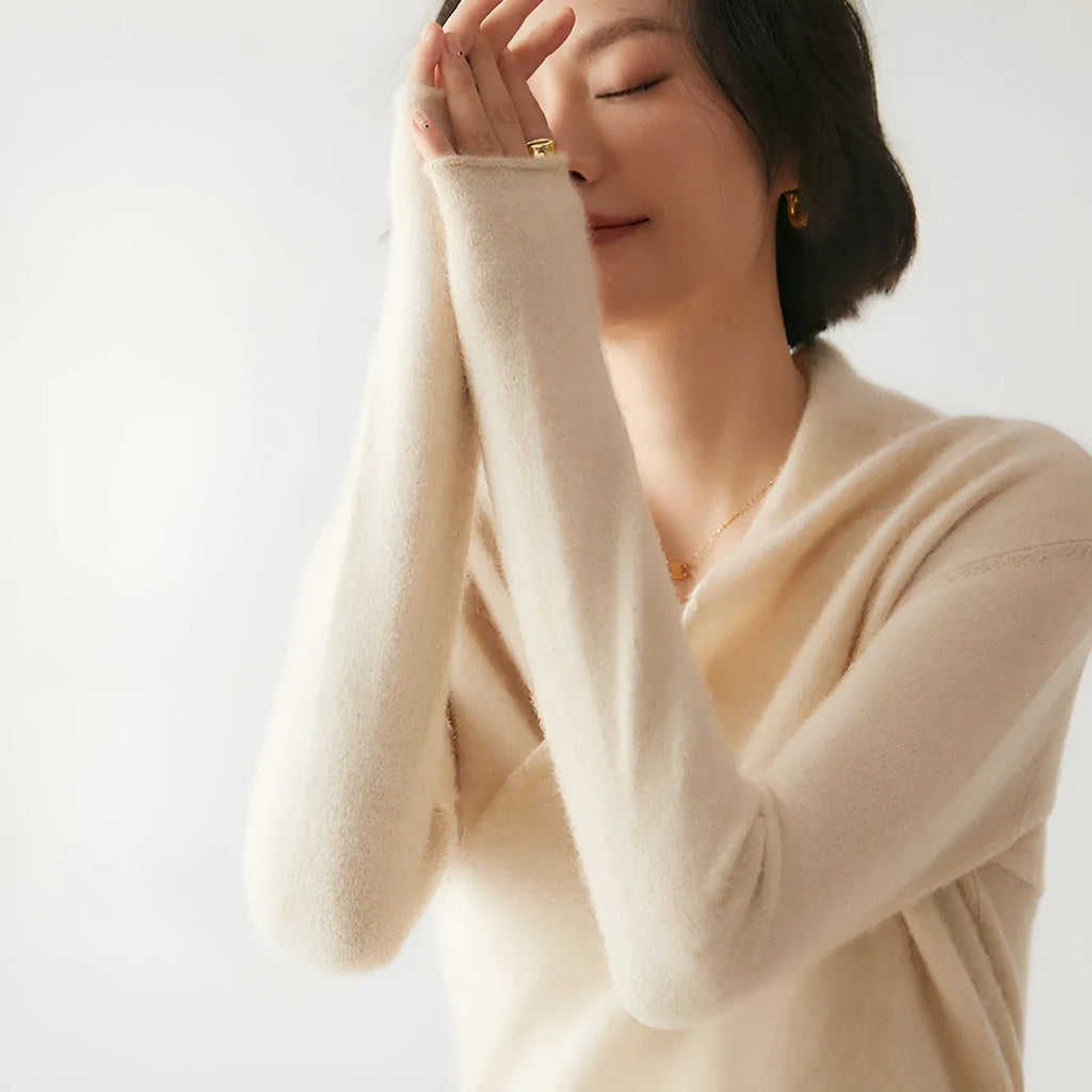 Women's solid colour V-neck cashmere sweater top in Elegant Camel with long sleeves