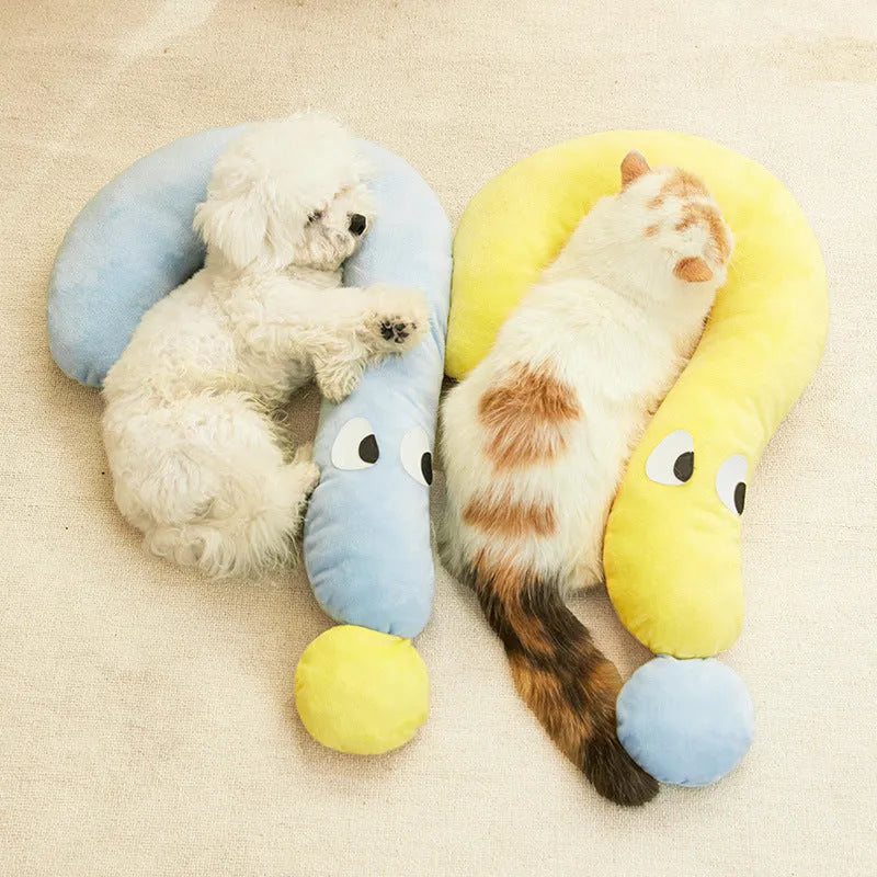 Blue or yellow rectangular pet cushion measuring 62cm by 39cm for cats and dogs
