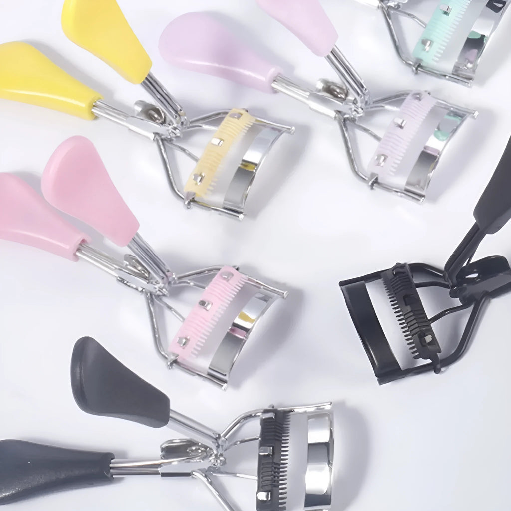A4 with comb eyelash curler in black with ribbon comb detail, carbon steel and ABS construction