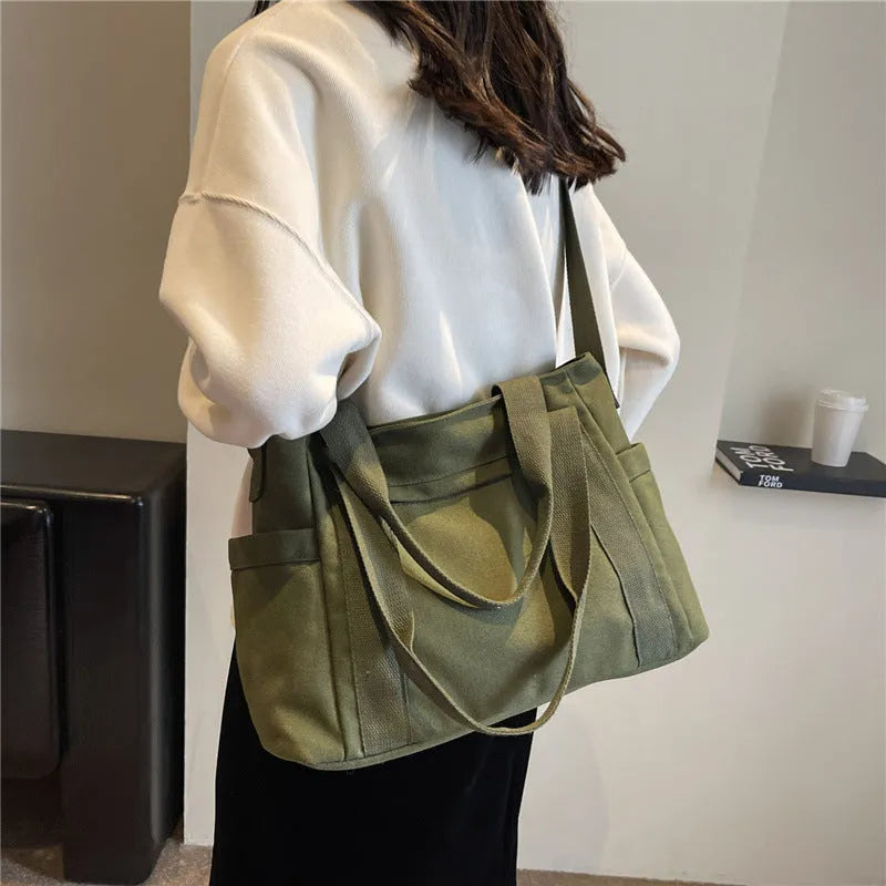 Women's polyester shoulder bag in solid colour with external pocket and internal phone compartment