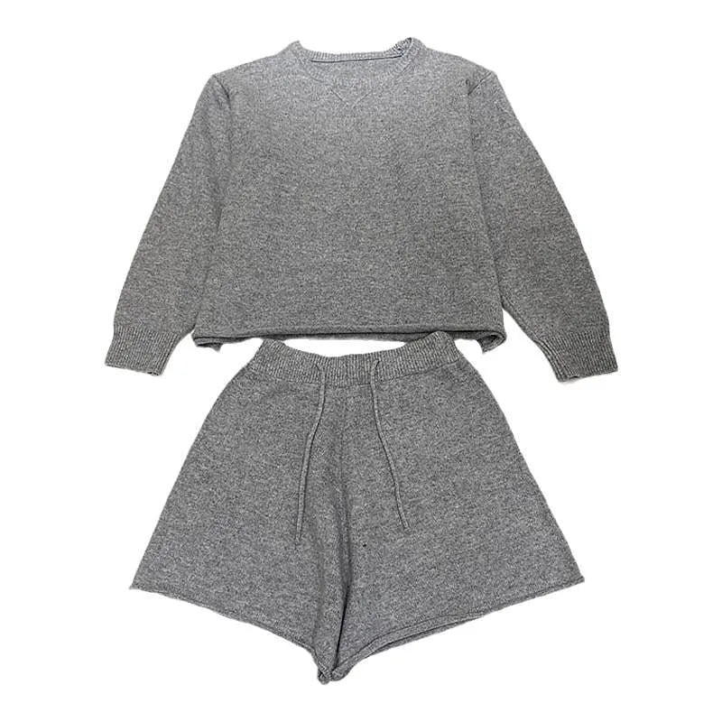 Women's loose-fitting knitted sweater and wide leg shorts two-piece set in oatmeal colour